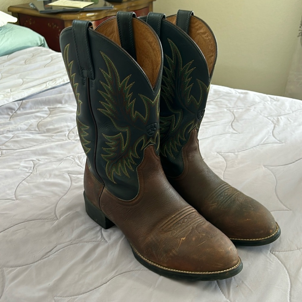 Men's cowboy boots. Size 10.5 Ariat leather